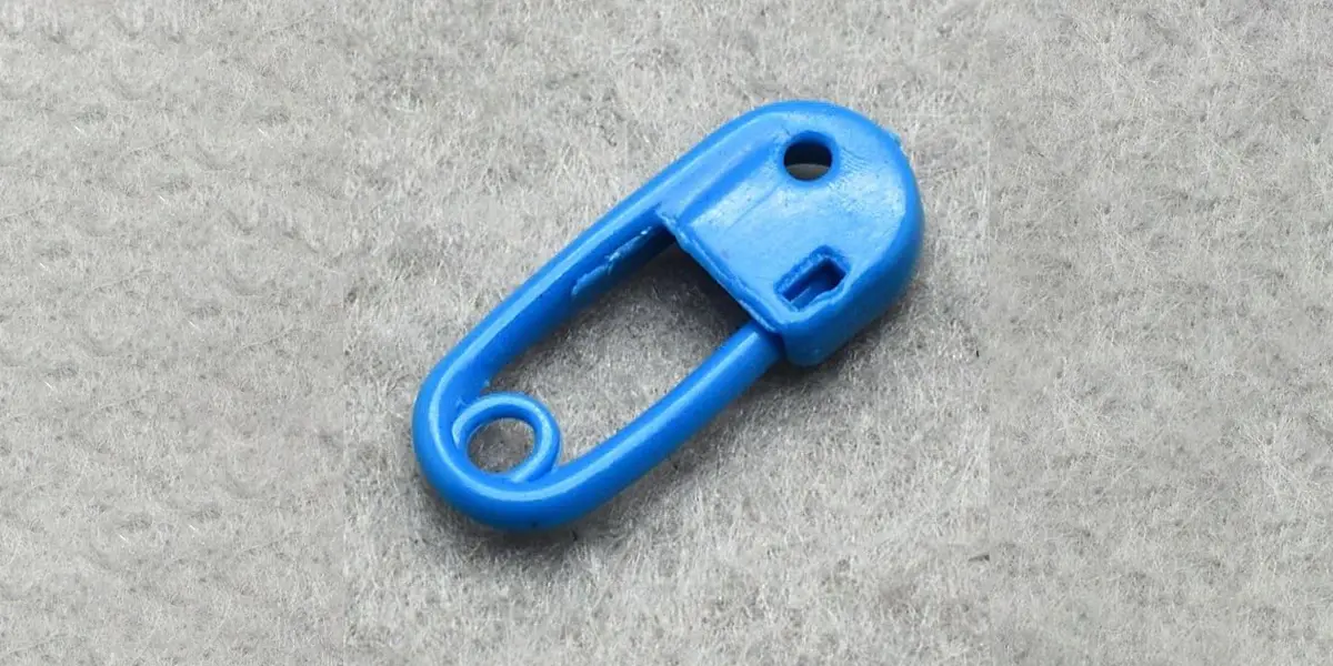 Kim băng nhựa trong may mặc