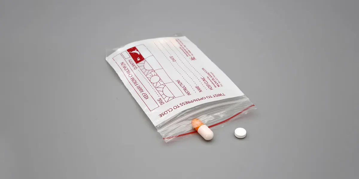 Túi zip chỏ đỏ đựng thuốc