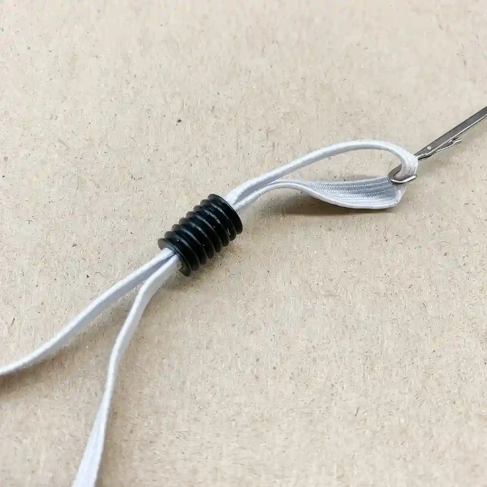 cách luồn nút chặn khẩu trang