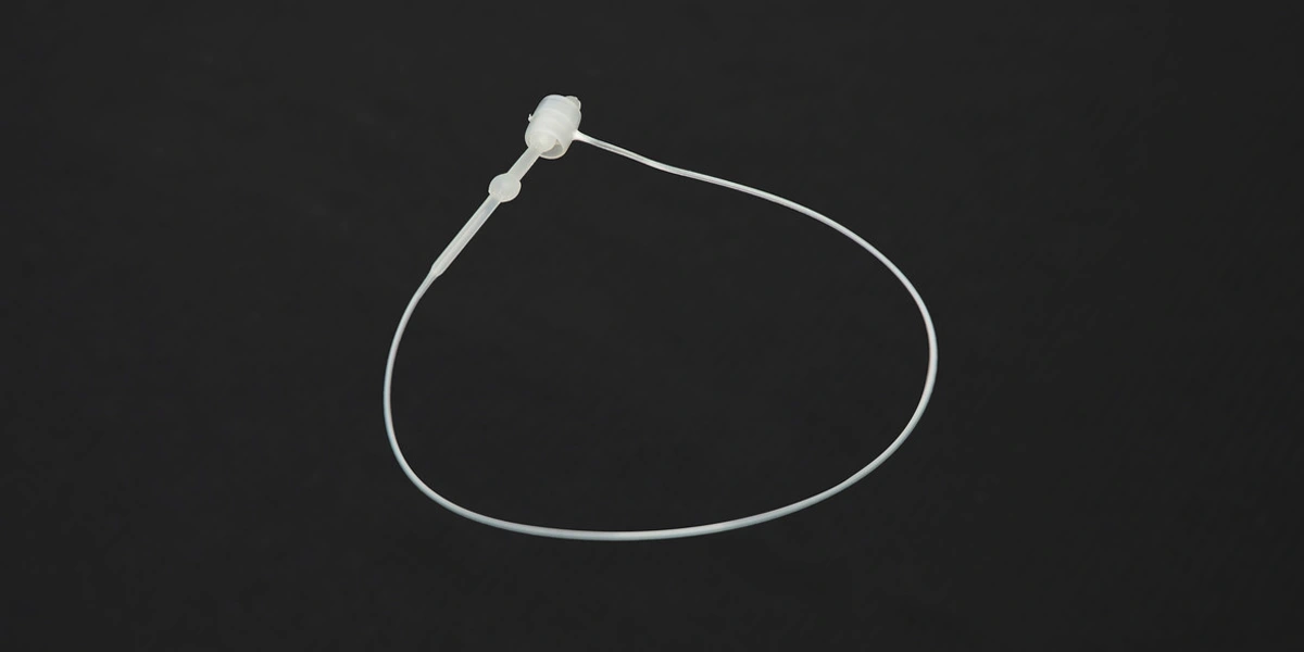 dây nhựa gắn mác quần áo chụp đầu