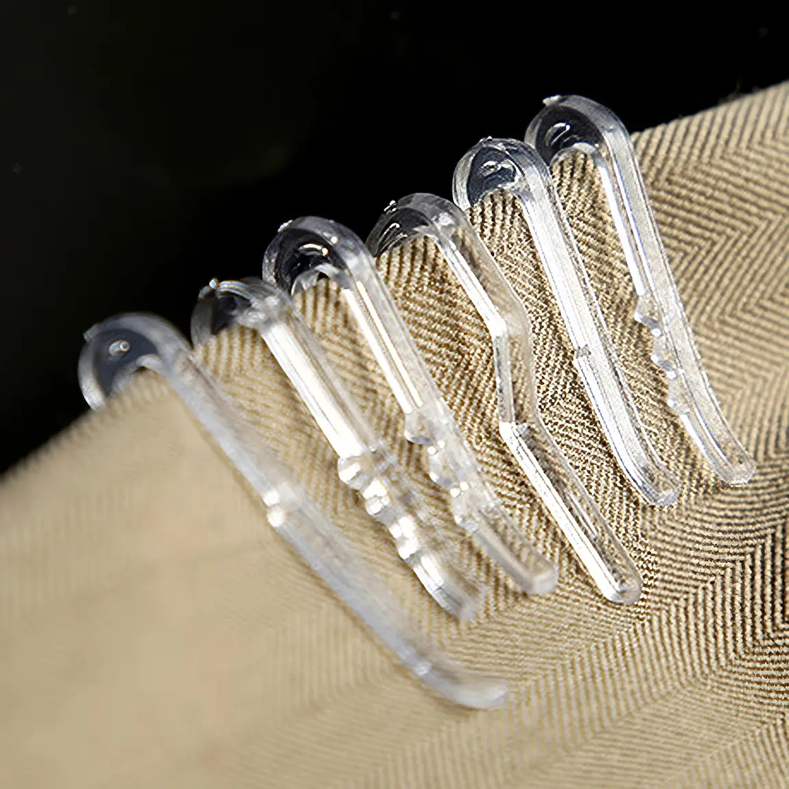 Kẹp nhựa áo sơ mi hoạt động như thế nào?