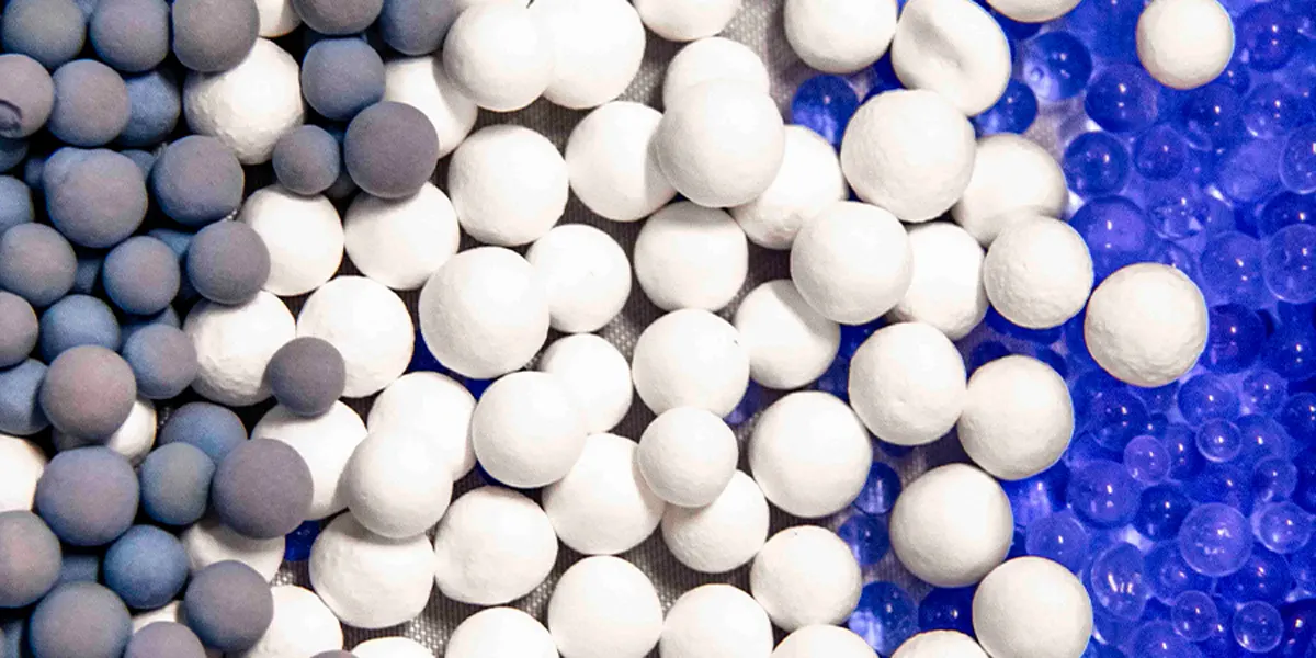 So sánh giữa gói hút ẩm clay desiccant và silica gel